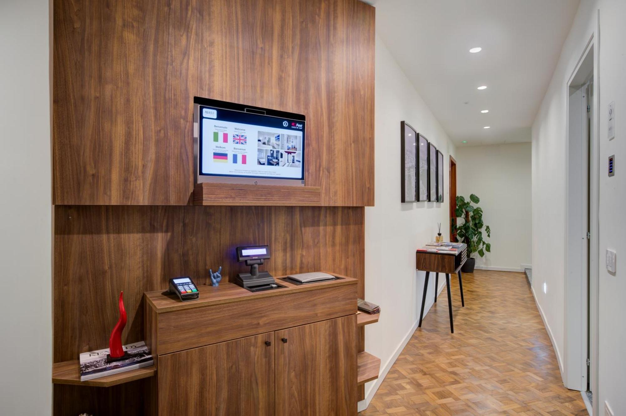 Well Suites - Piazza Dei Martiri Napoli Bagian luar foto