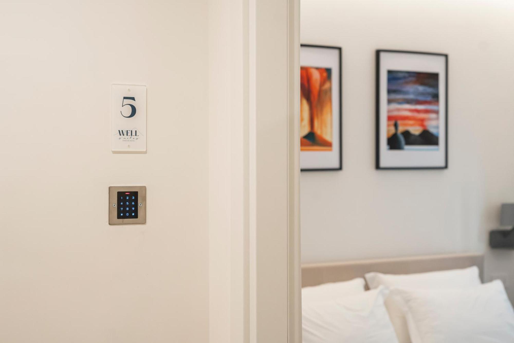 Well Suites - Piazza Dei Martiri Napoli Bagian luar foto