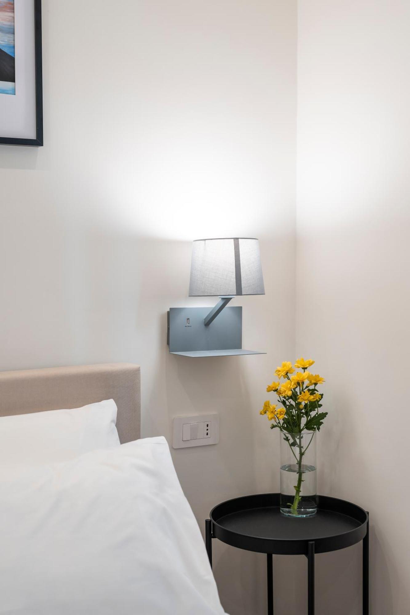 Well Suites - Piazza Dei Martiri Napoli Bagian luar foto